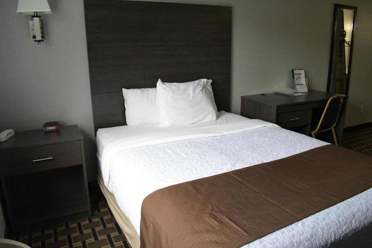 Adams Inn And Suites ภายนอก รูปภาพ