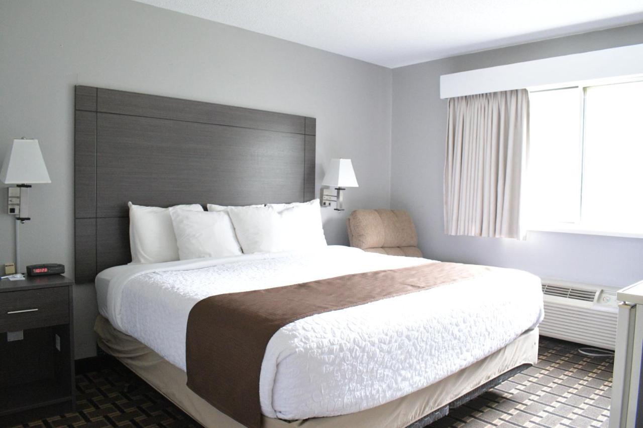 Adams Inn And Suites ภายนอก รูปภาพ
