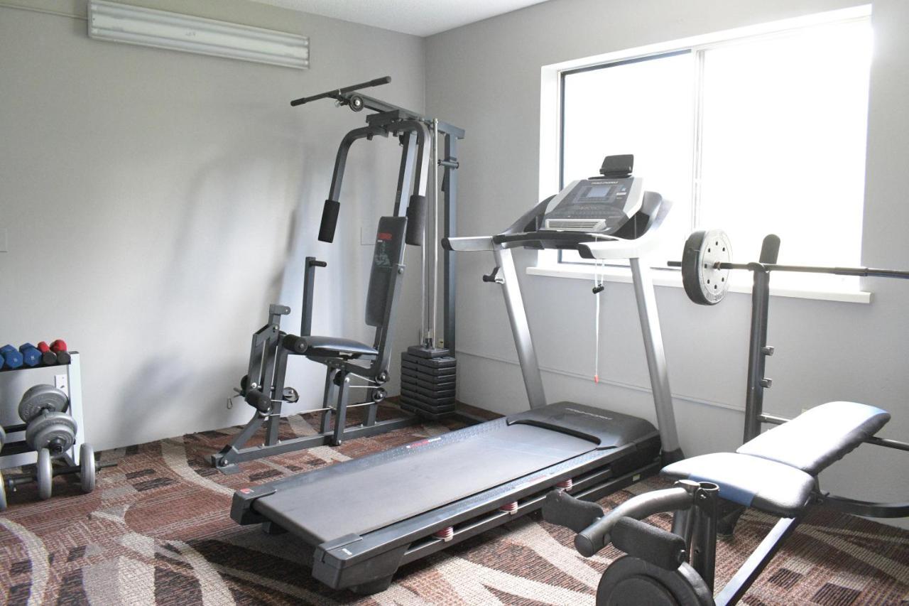 Adams Inn And Suites ภายนอก รูปภาพ