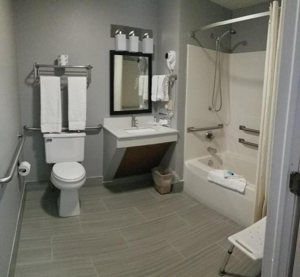 Adams Inn And Suites ภายนอก รูปภาพ