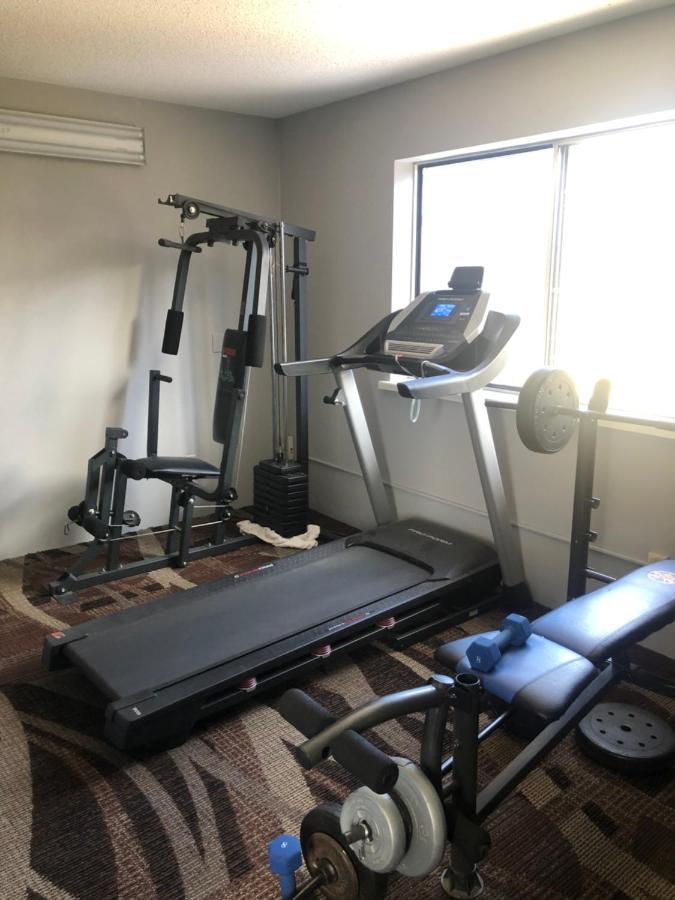 Adams Inn And Suites ภายนอก รูปภาพ
